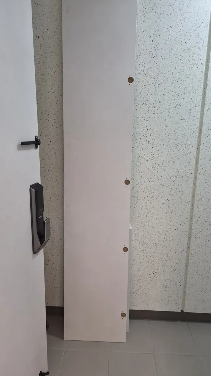수납장 문짝 달기 — 현관 복도에 세워 둔 긴 문짝
