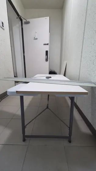 수납장 문짝 달기 — 아래 칸 문짝도 끝을 잘라 낸 모습