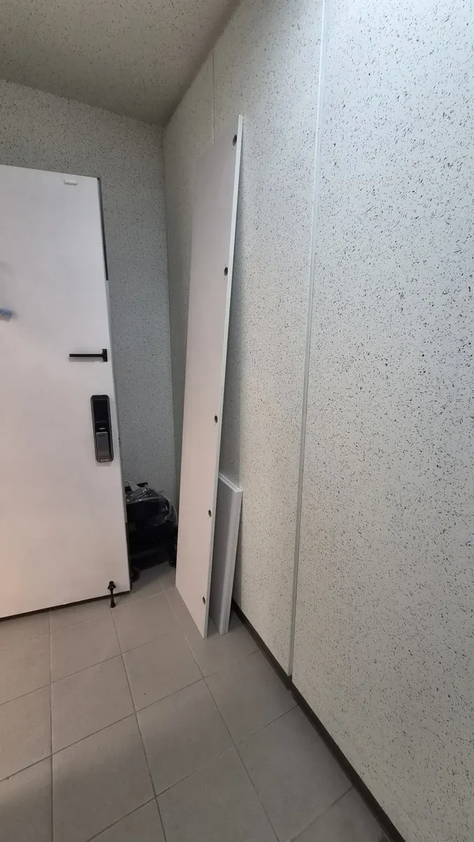 수납장 문짝 달기 — 긴 문짝 옆에 함께 세운 짧은 문짝